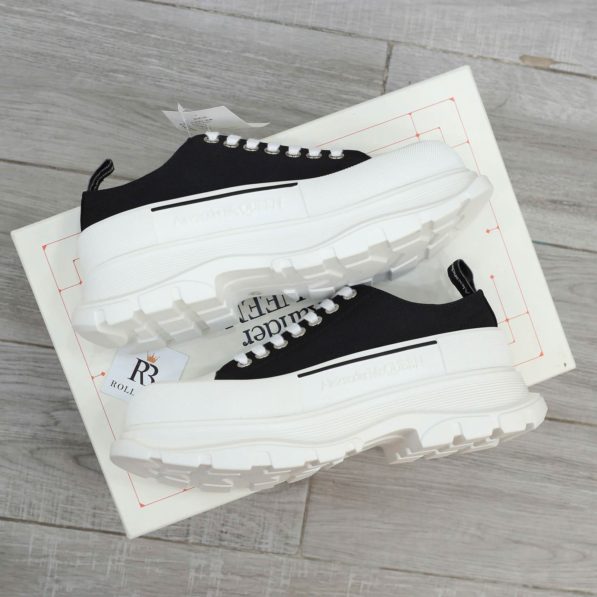 Giày Alexander McQueen Tread Slick Low Top Black/White Canvas Best Quality
