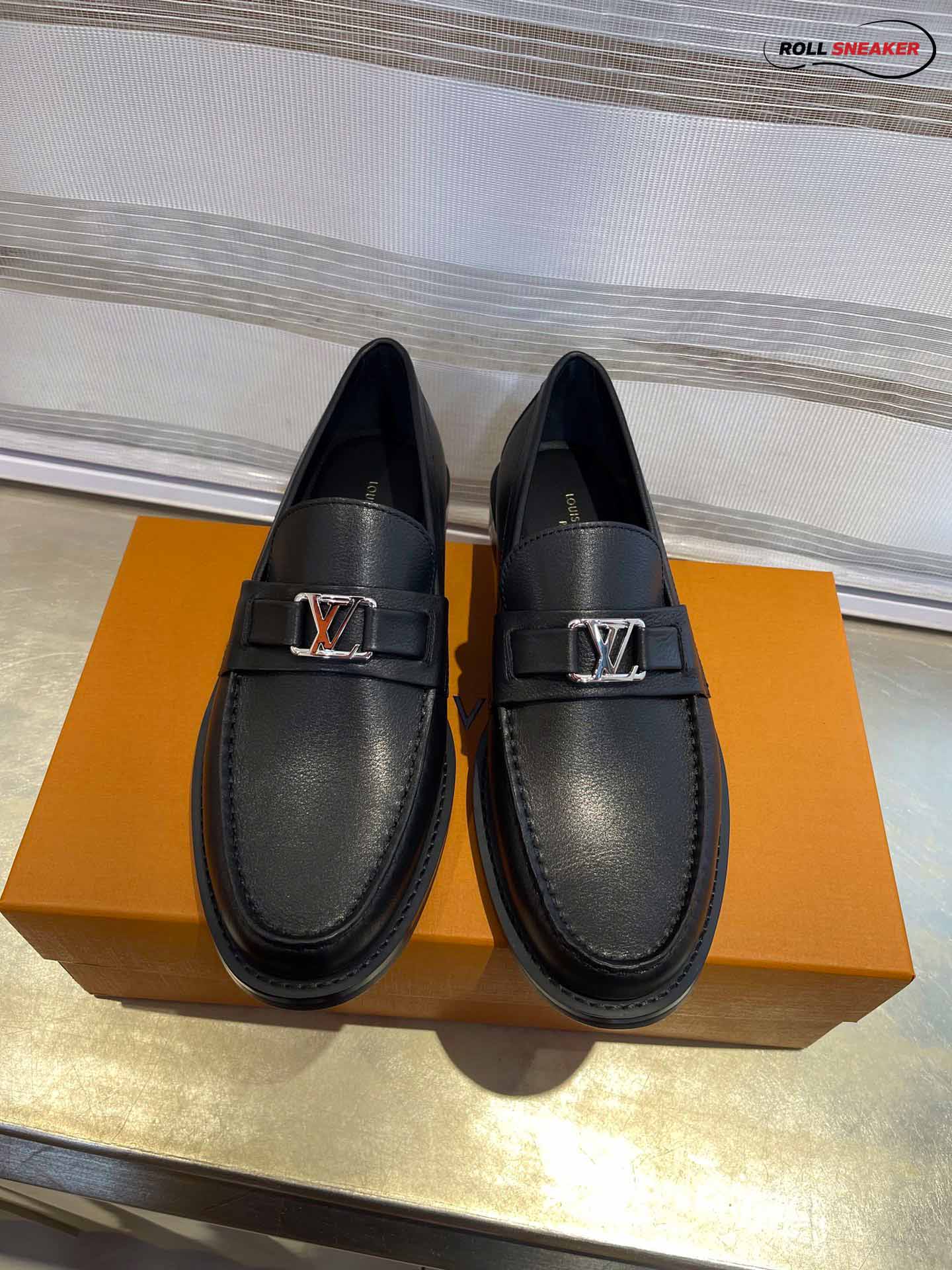 Giày Loafer Louis Vuitton Black Da Bê Tron Khóa Logo Lv Bạc