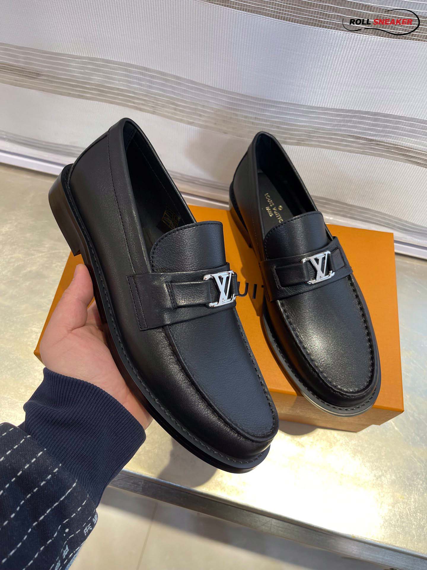 Giày Loafer Louis Vuitton Black Da Bê Tron Khóa Logo Lv Bạc