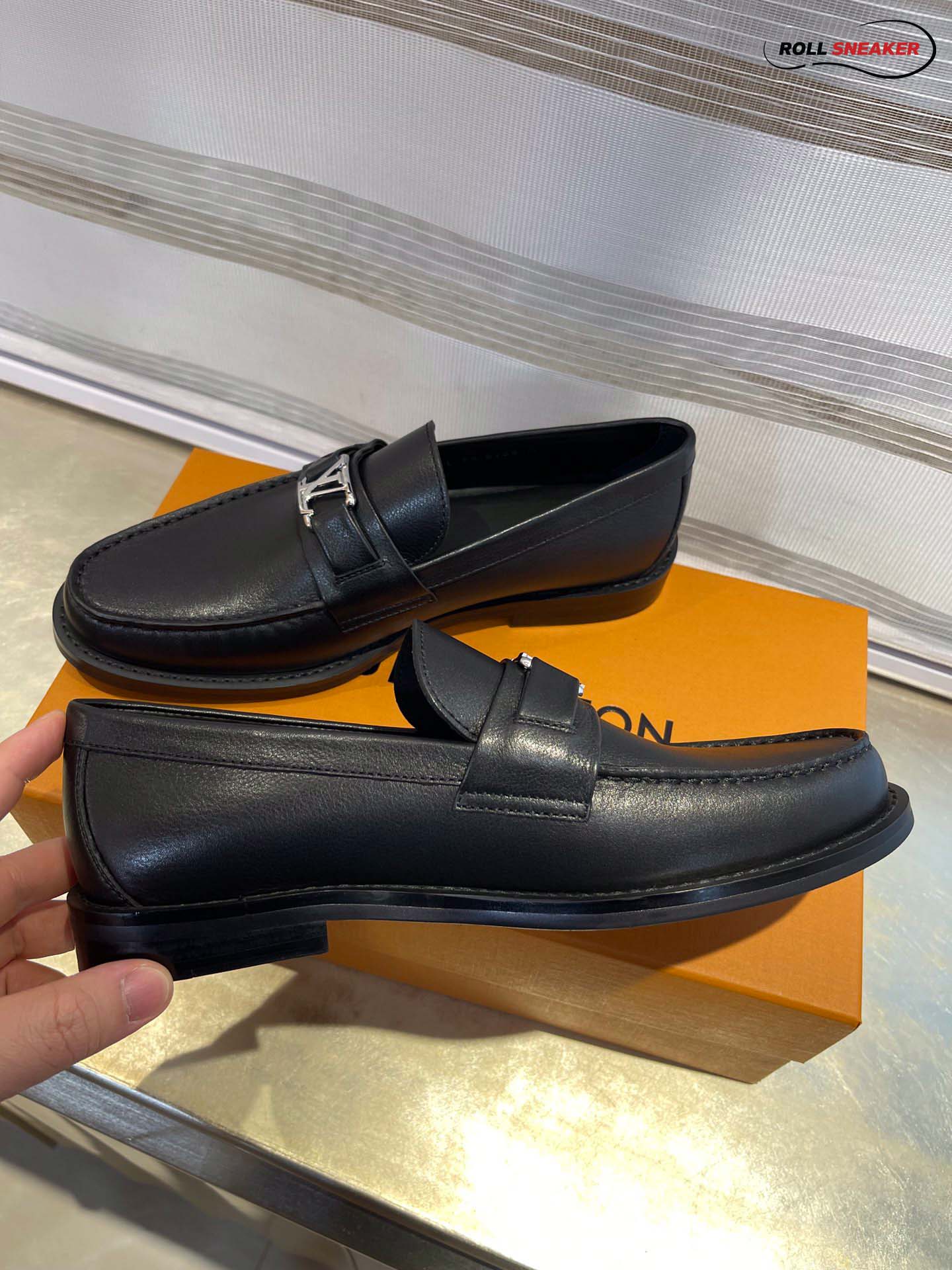 Giày Loafer Louis Vuitton Black Da Bê Tron Khóa Logo Lv Bạc