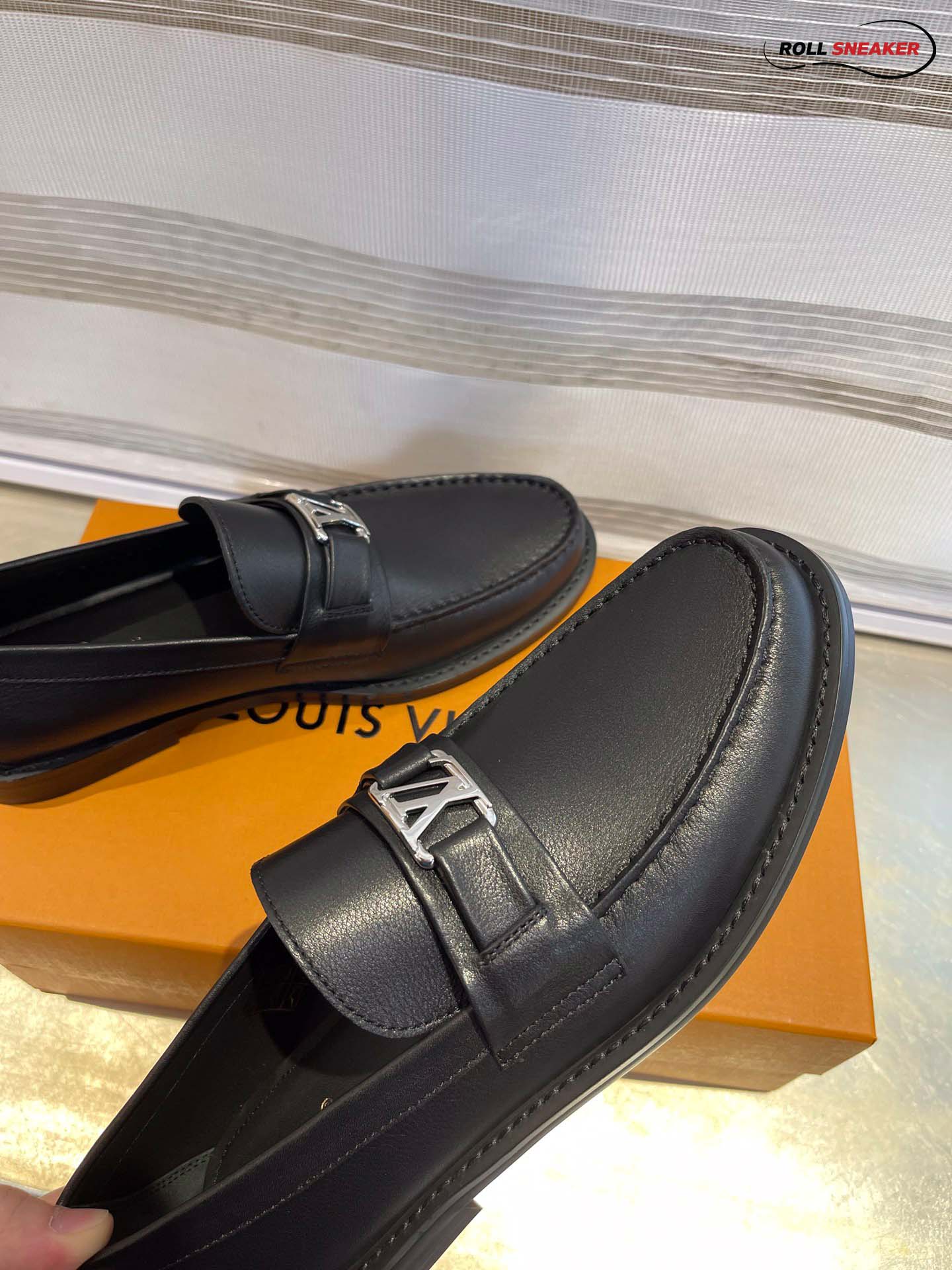 Giày Loafer Louis Vuitton Black Da Bê Tron Khóa Logo Lv Bạc