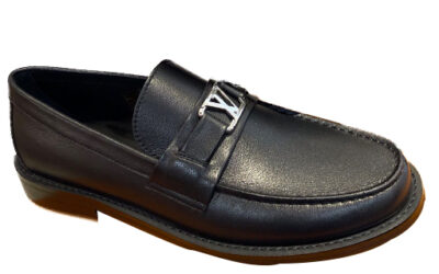 Giày Loafer Louis Vuitton Black Da Bê Tron Khóa Logo Lv Bạc