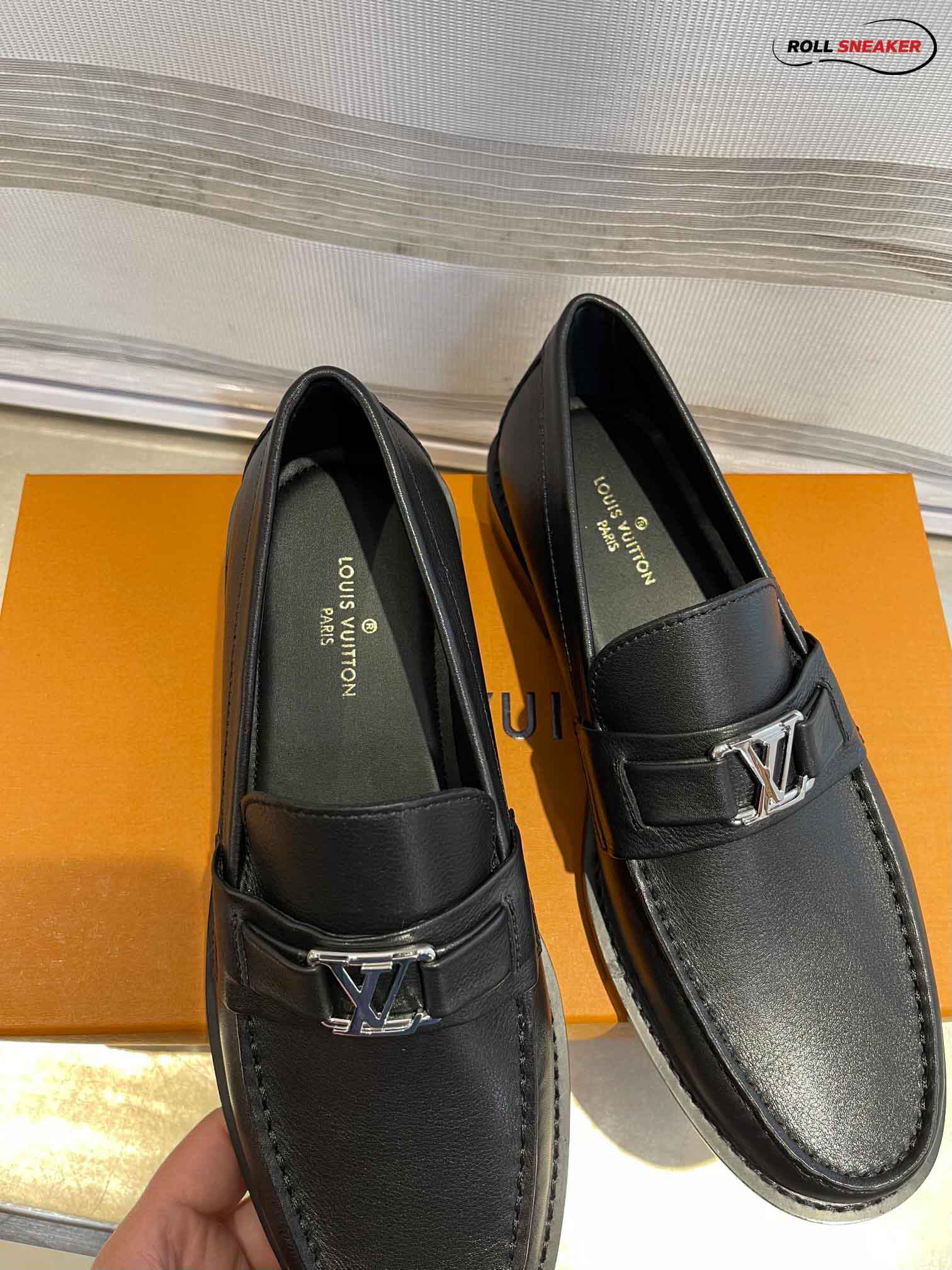 Giày Loafer Louis Vuitton Black Da Bê Tron Khóa Logo Lv Bạc