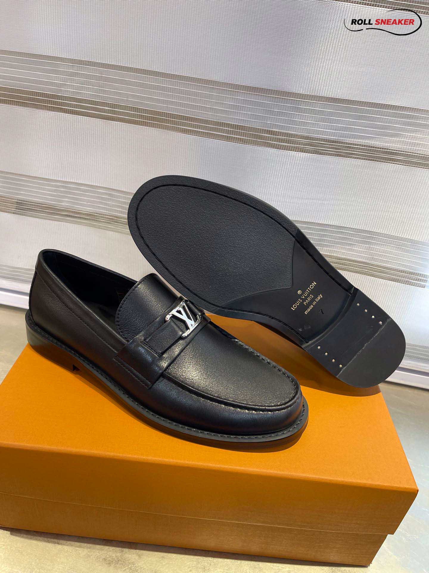 Giày Loafer Louis Vuitton Black Da Bê Tron Khóa Logo Lv Bạc