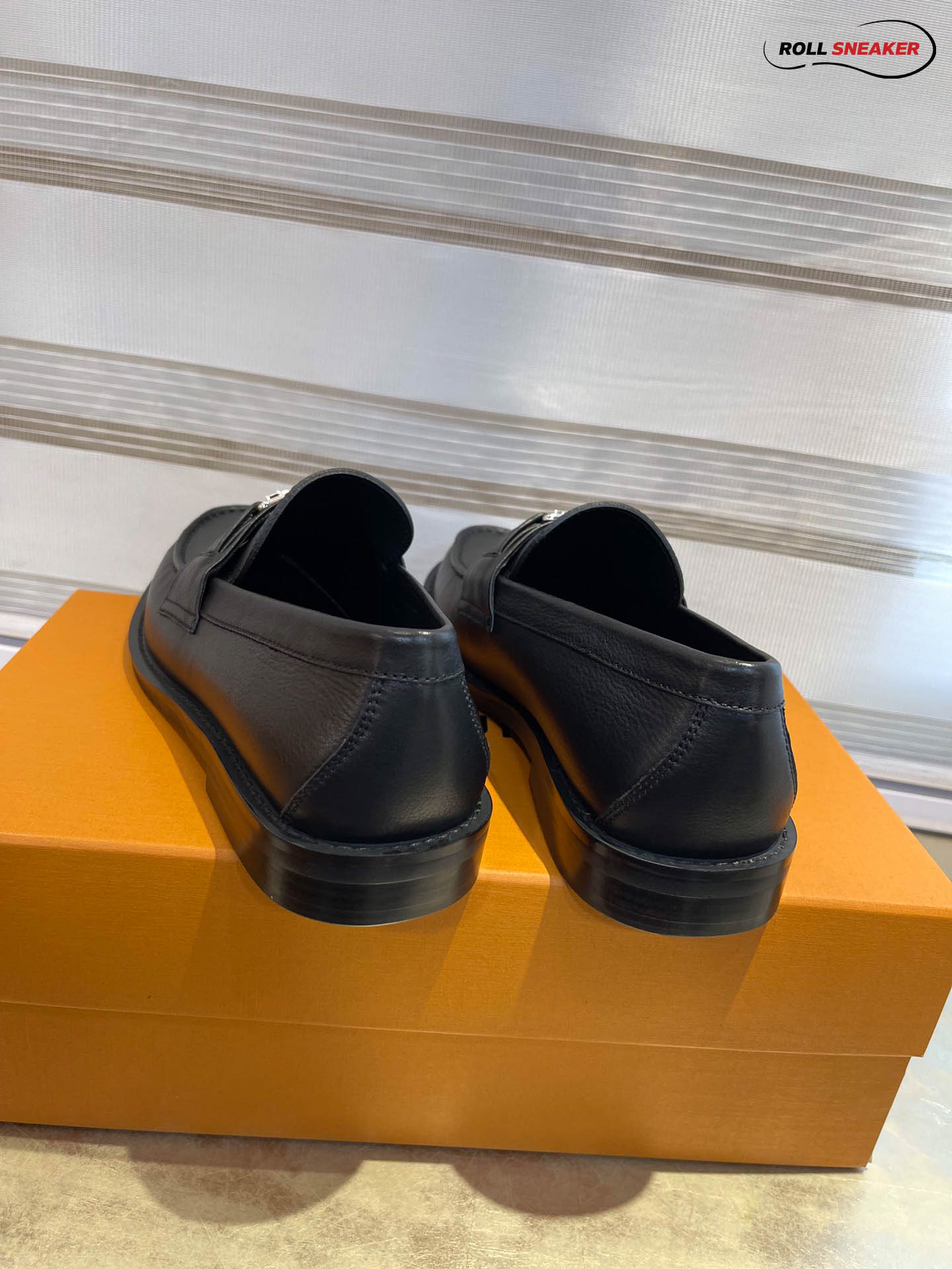 Giày Loafer Louis Vuitton Black Da Bê Tron Khóa Logo Lv Bạc