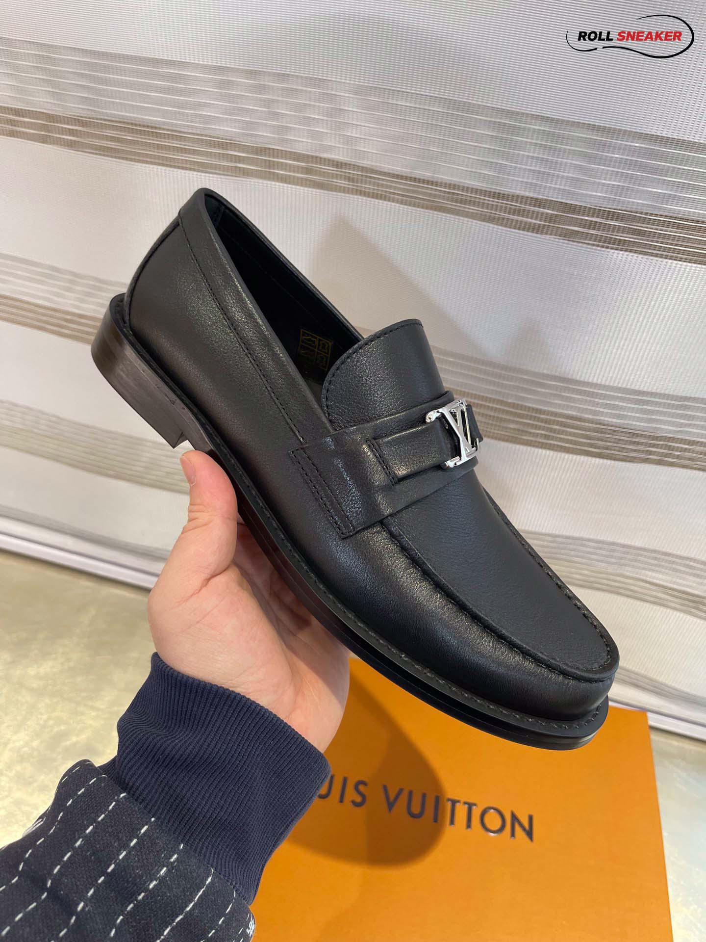 Giày Loafer Louis Vuitton Black Da Bê Tron Khóa Logo Lv Bạc