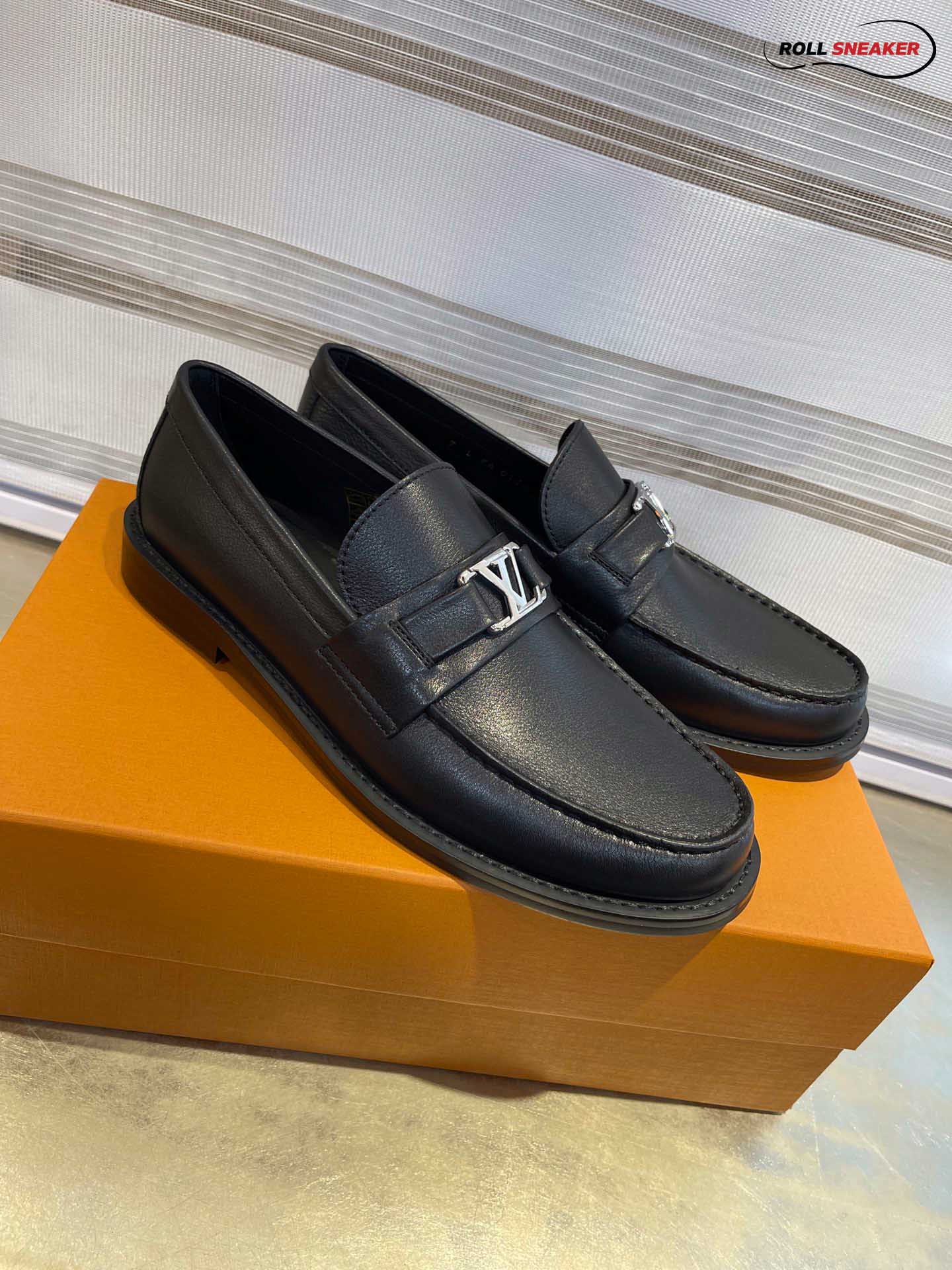 Giày Loafer Louis Vuitton Black Da Bê Tron Khóa Logo Lv Bạc