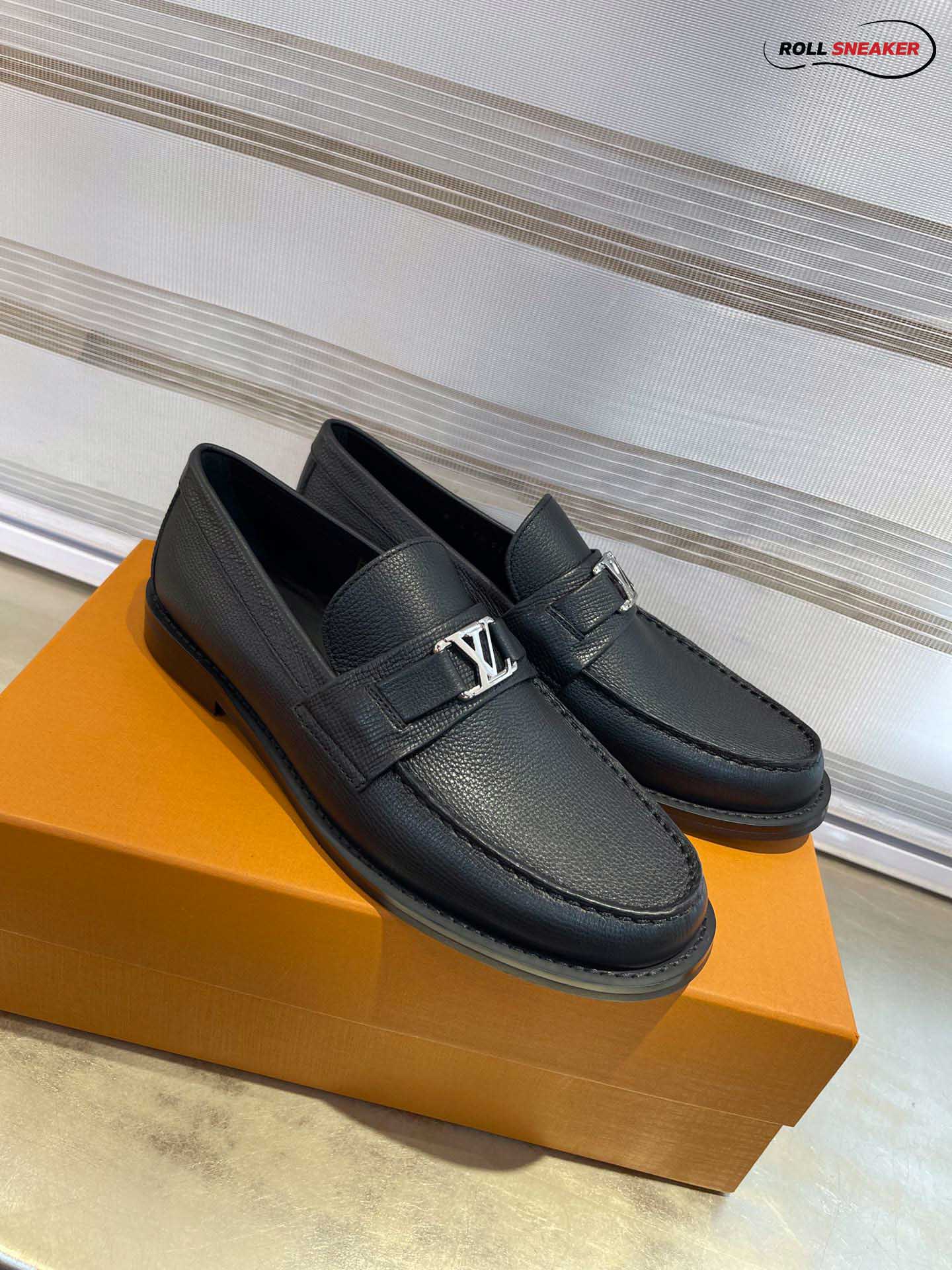 Giày Loafer Louis Vuitton Black Da Taiga Khóa Logo Lv Bạc Bóng