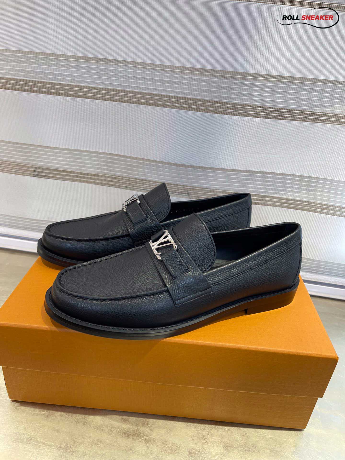 Giày Loafer Louis Vuitton Black Da Taiga Khóa Logo Lv Bạc Bóng