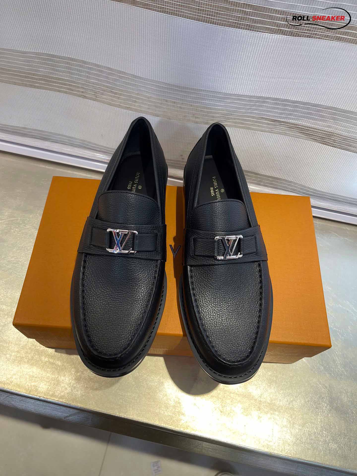 Giày Loafer Louis Vuitton Black Da Taiga Khóa Logo Lv Bạc Bóng