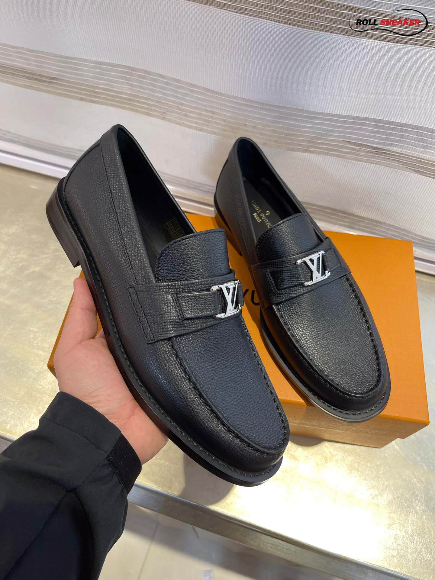 Giày Loafer Louis Vuitton Black Da Taiga Khóa Logo Lv Bạc Bóng