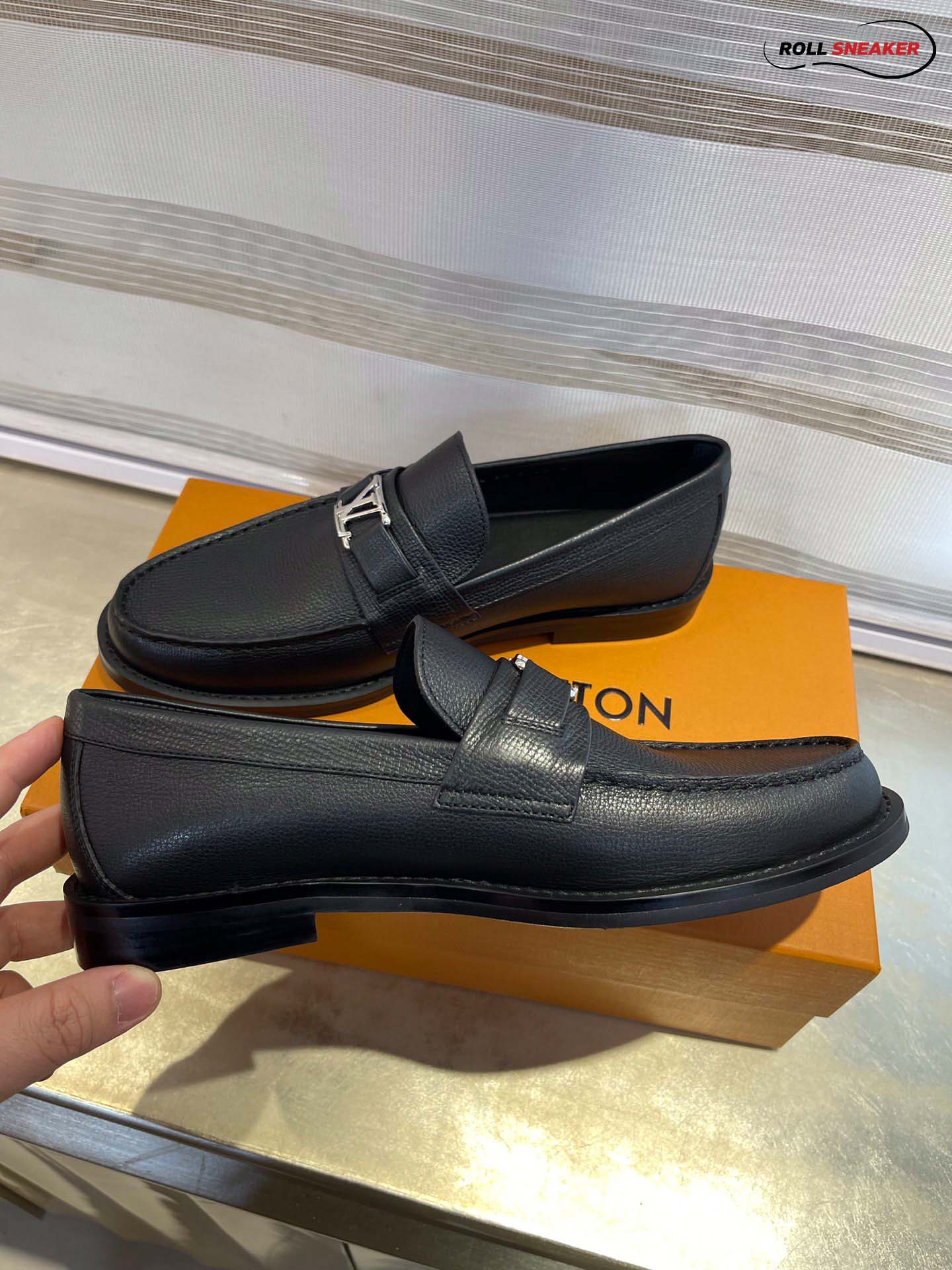 Giày Loafer Louis Vuitton Black Da Taiga Khóa Logo Lv Bạc Bóng