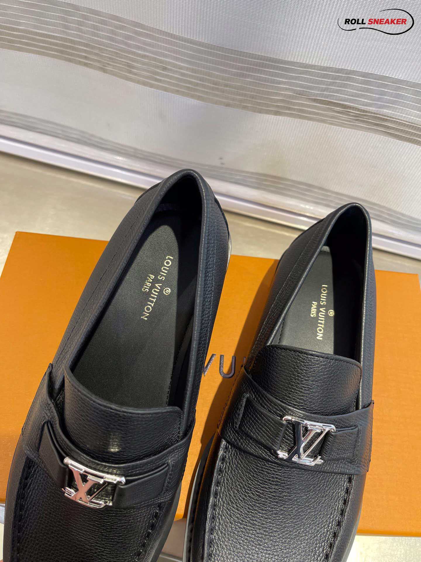 Giày Loafer Louis Vuitton Black Da Taiga Khóa Logo Lv Bạc Bóng