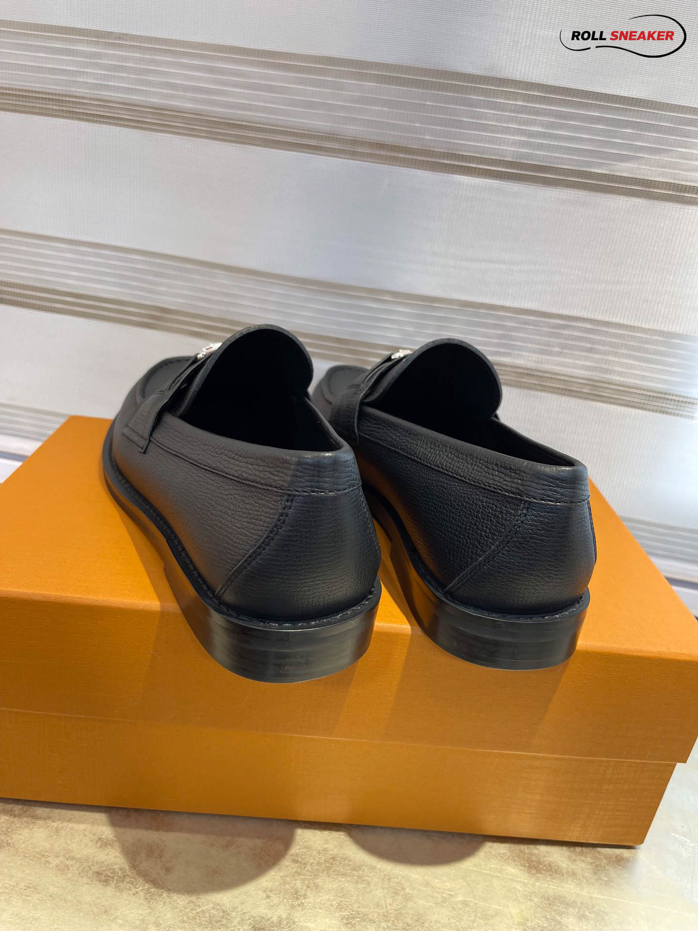 Giày Loafer Louis Vuitton Black Da Taiga Khóa Logo Lv Bạc Bóng
