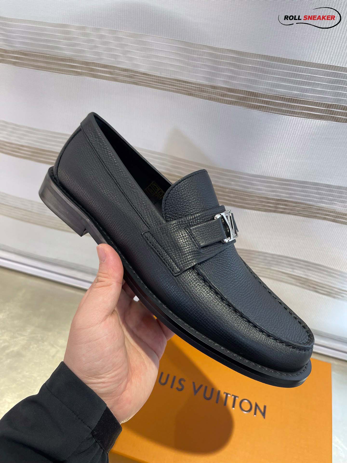 Giày Loafer Louis Vuitton Black Da Taiga Khóa Logo Lv Bạc Bóng