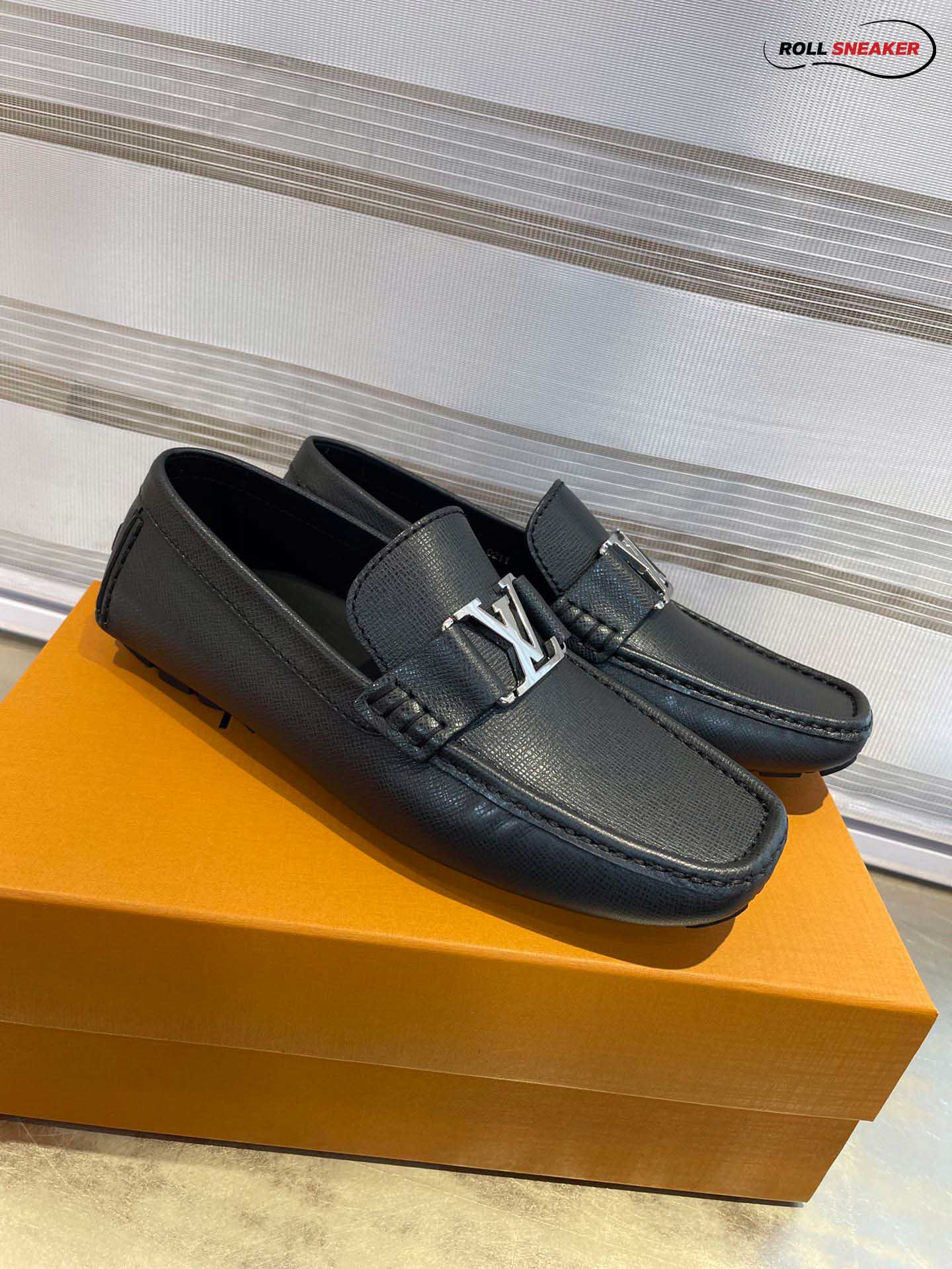 Giày Lười LV Monte Carlo Mocassin Black Da Taiga Khóa Logo Bạc Bóng