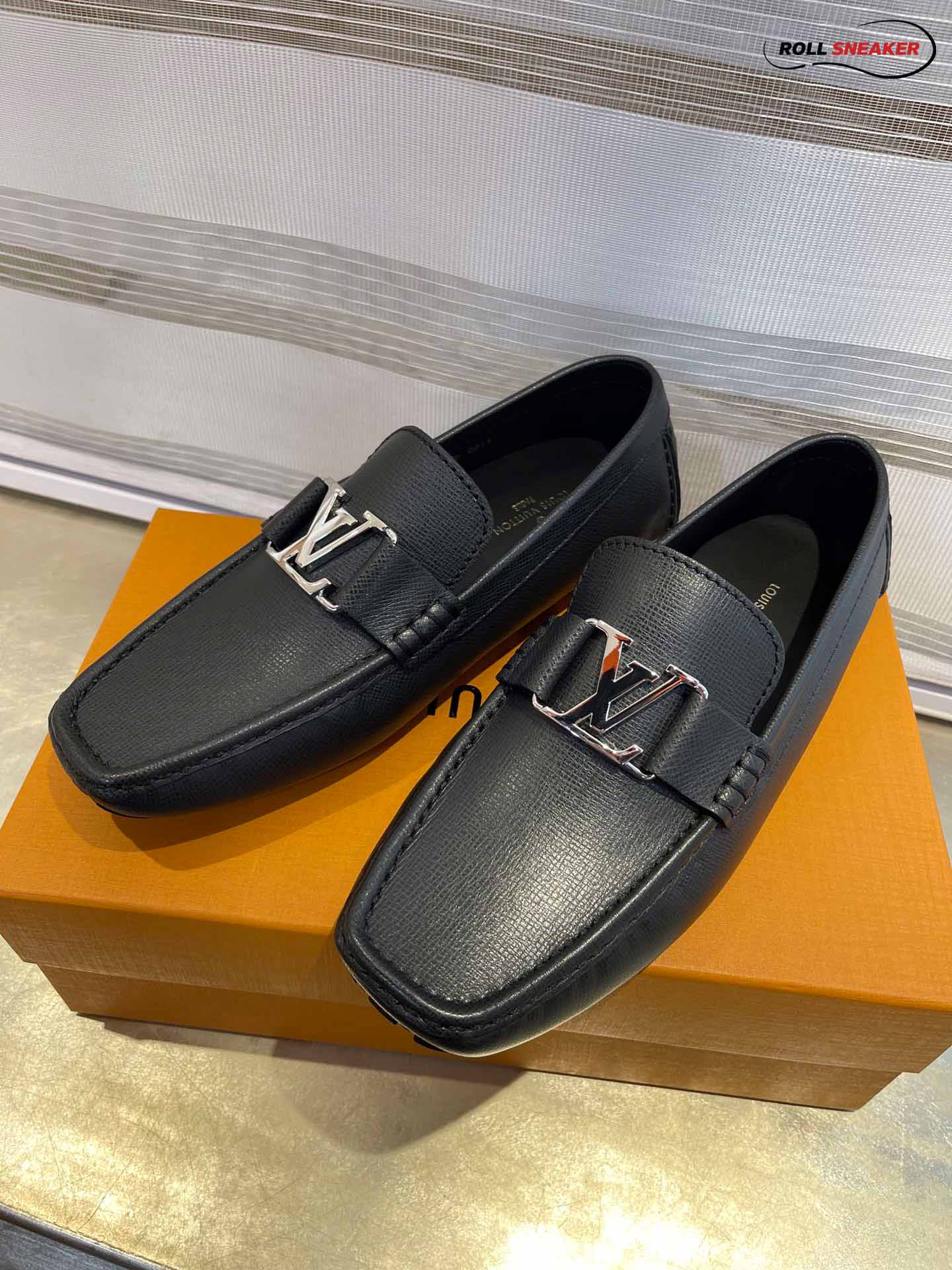 Giày Lười LV Monte Carlo Mocassin Black Da Taiga Khóa Logo Bạc Bóng