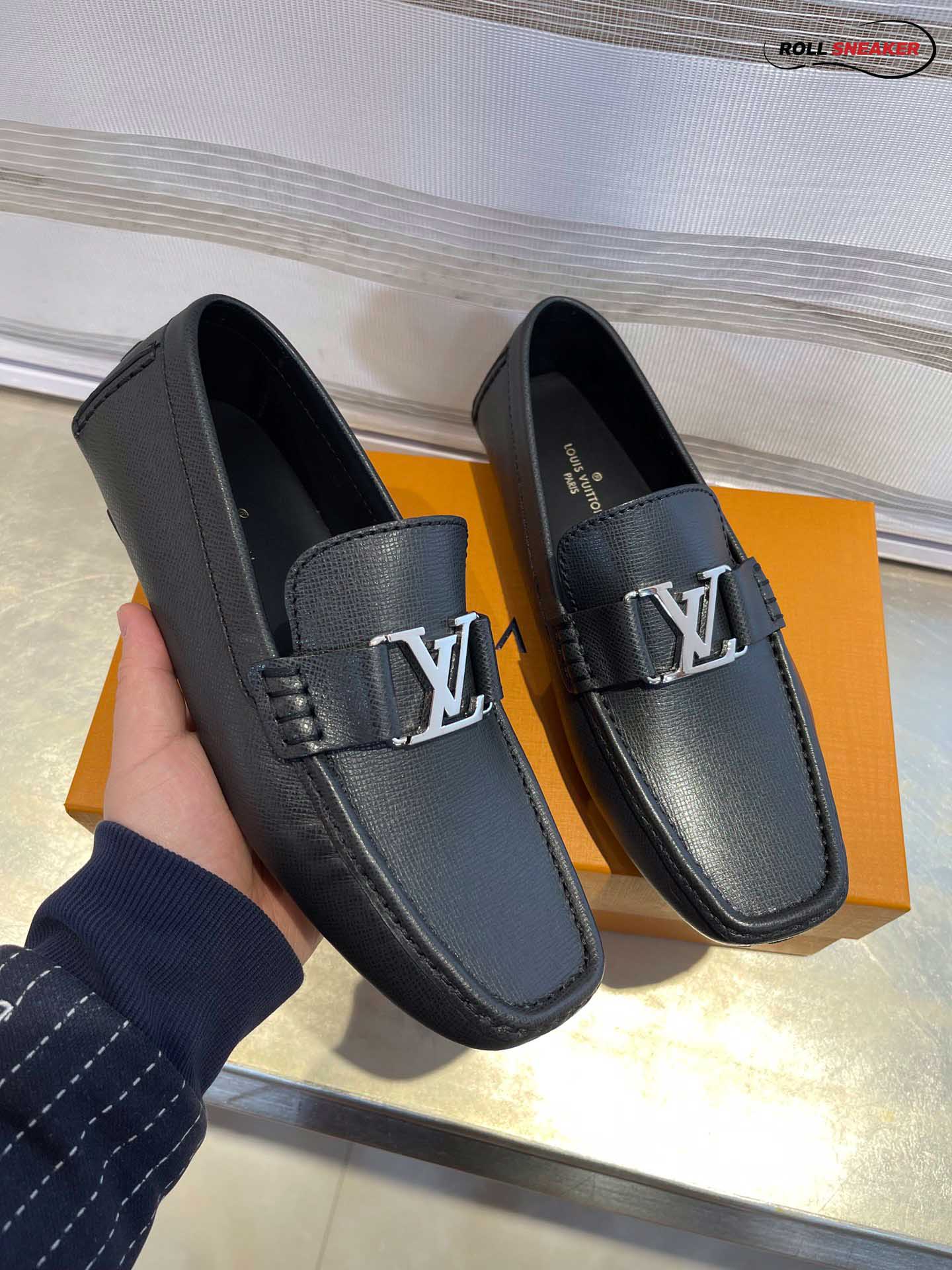 Giày Lười LV Monte Carlo Mocassin Black Da Taiga Khóa Logo Bạc Bóng