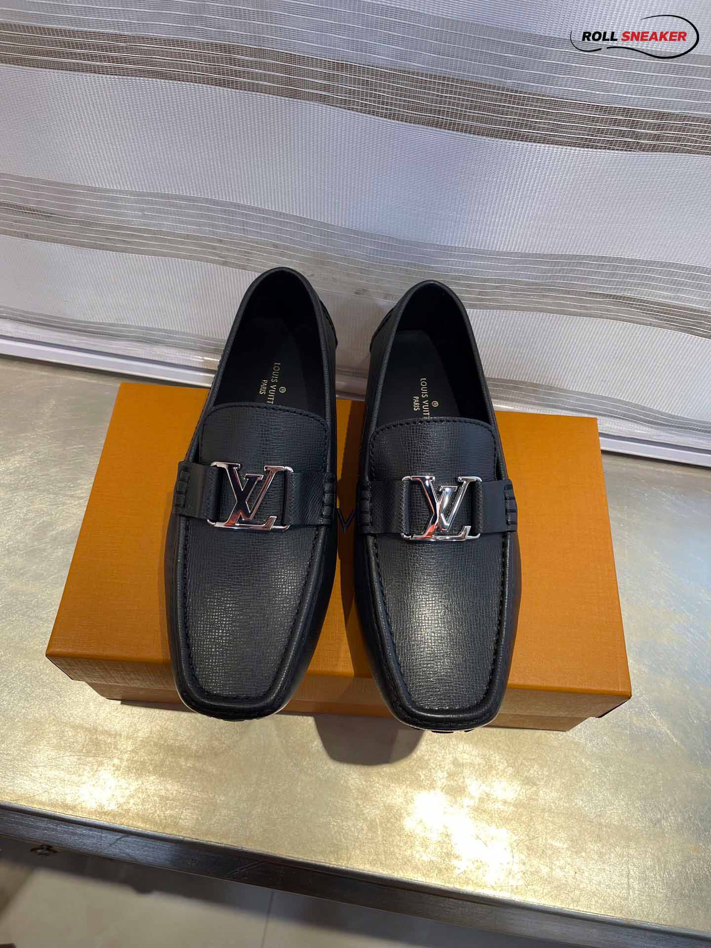 Giày Lười LV Monte Carlo Mocassin Black Da Taiga Khóa Logo Bạc Bóng