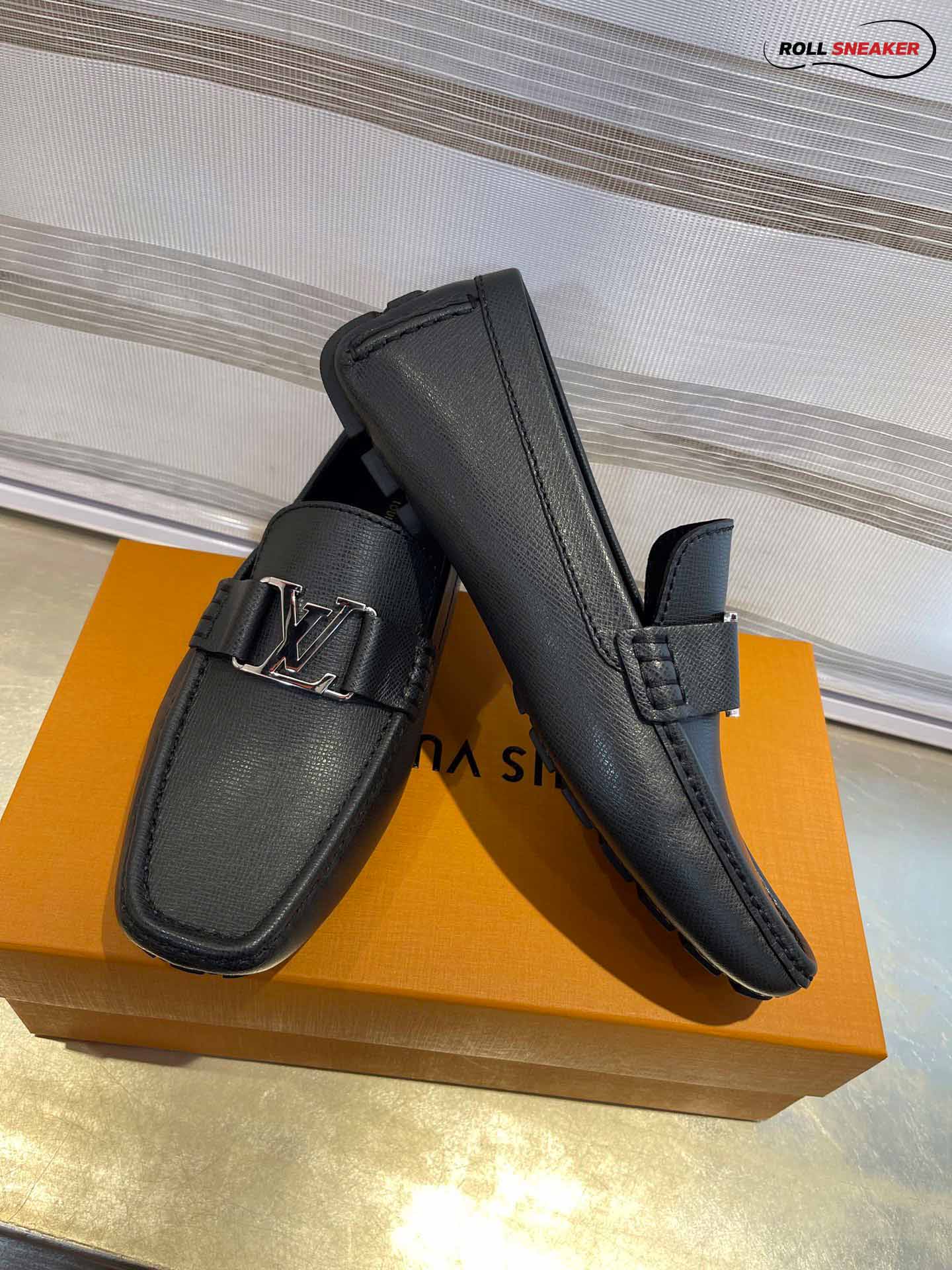 Giày Lười LV Monte Carlo Mocassin Black Da Taiga Khóa Logo Bạc Bóng
