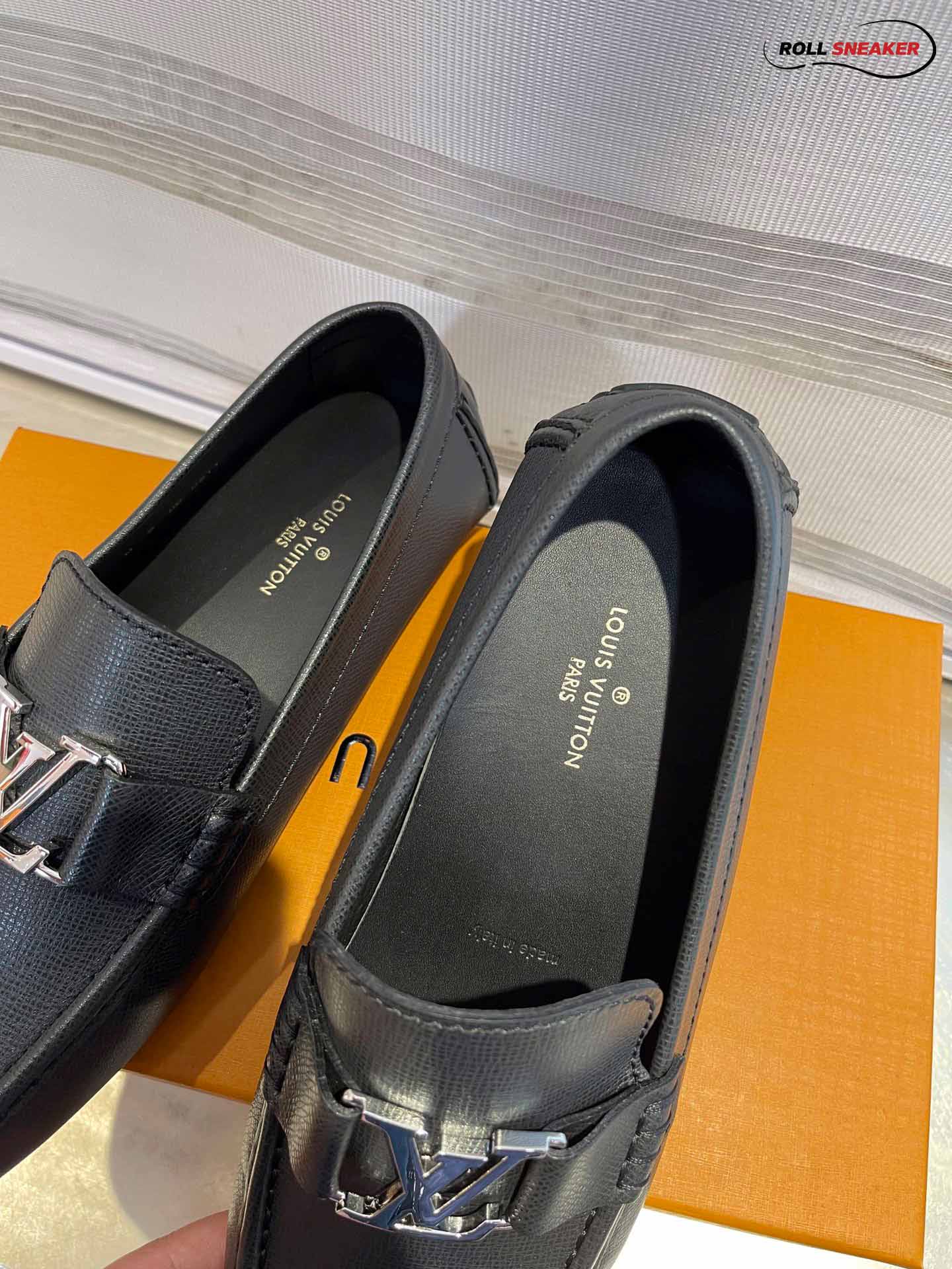 Giày Lười LV Monte Carlo Mocassin Black Da Taiga Khóa Logo Bạc Bóng