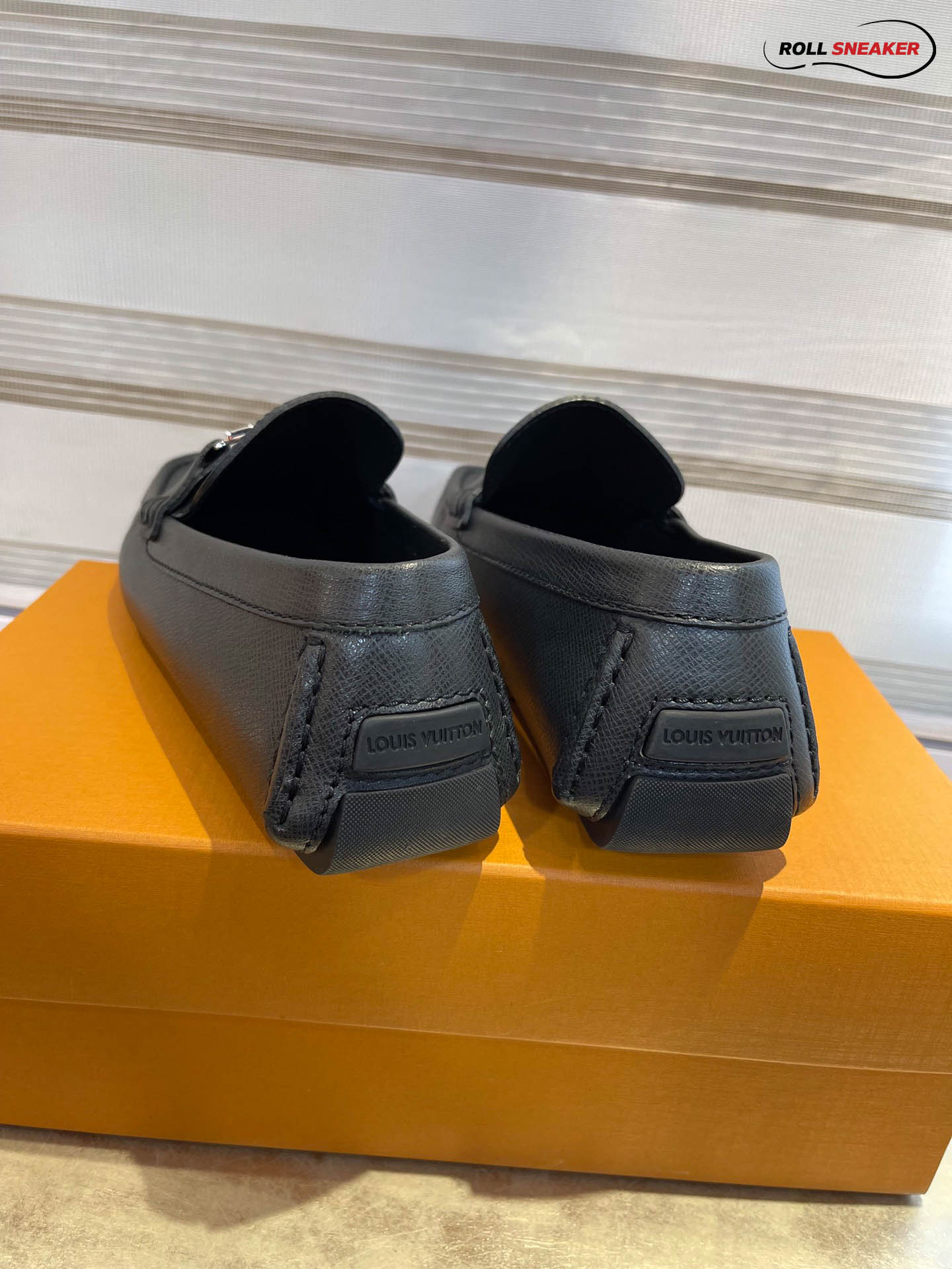 Giày Lười LV Monte Carlo Mocassin Black Da Taiga Khóa Logo Bạc Bóng