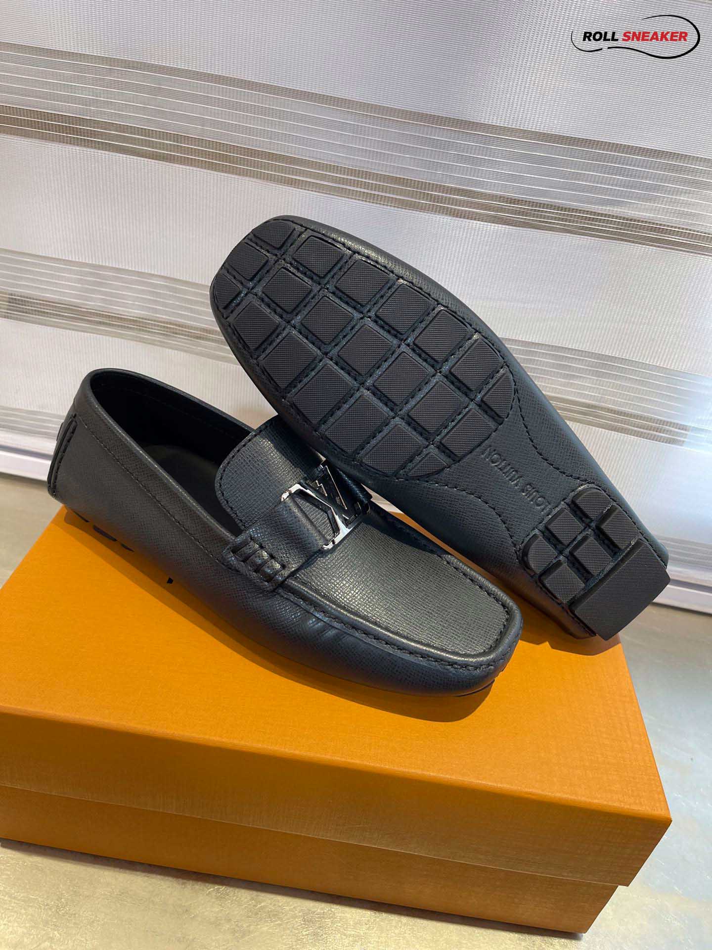 Giày Lười LV Monte Carlo Mocassin Black Da Taiga Khóa Logo Bạc Bóng