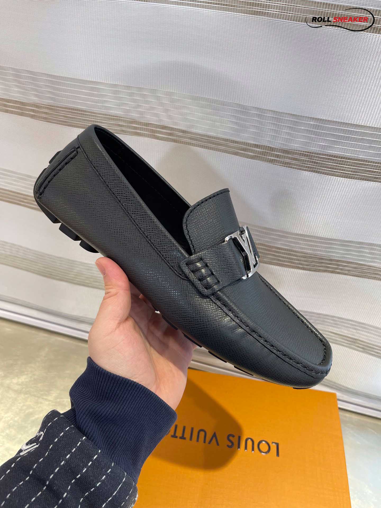 Giày Lười LV Monte Carlo Mocassin Black Da Taiga Khóa Logo Bạc Bóng