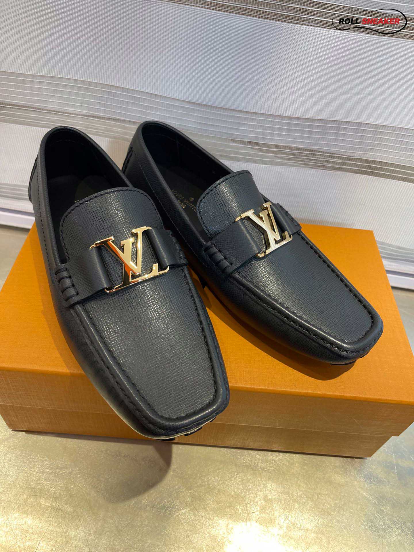 Giày Moca Nam LV Monte Carlo Black Da Taiga Khóa Logo Vàng Bóng