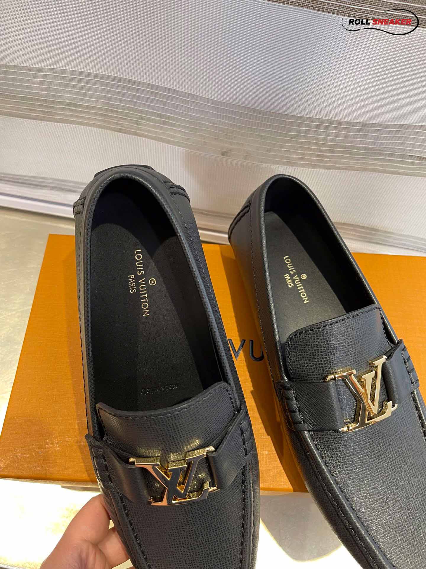 Giày Moca Nam LV Monte Carlo Black Da Taiga Khóa Logo Vàng Bóng