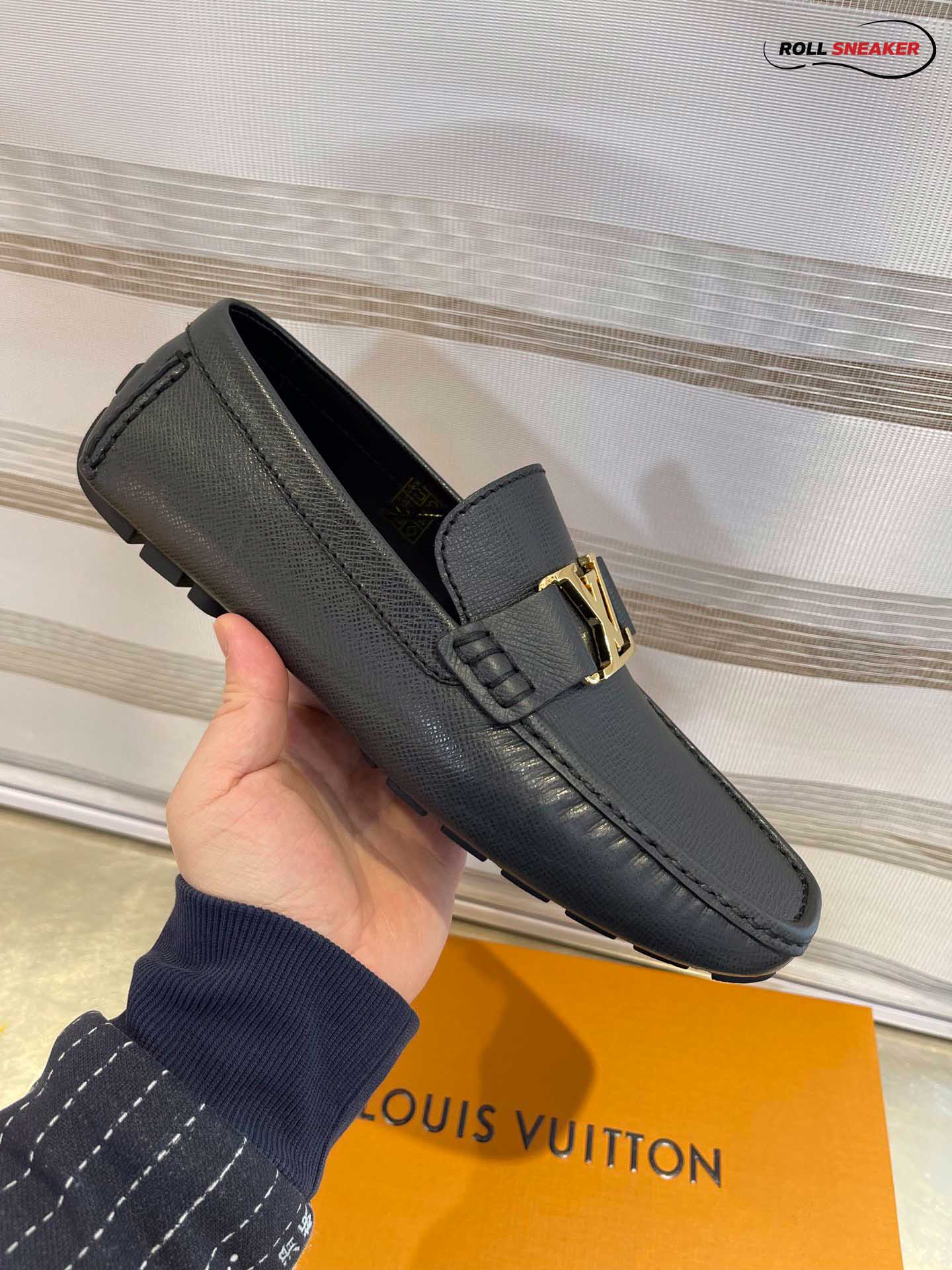 Giày Moca Nam LV Monte Carlo Black Da Taiga Khóa Logo Vàng Bóng
