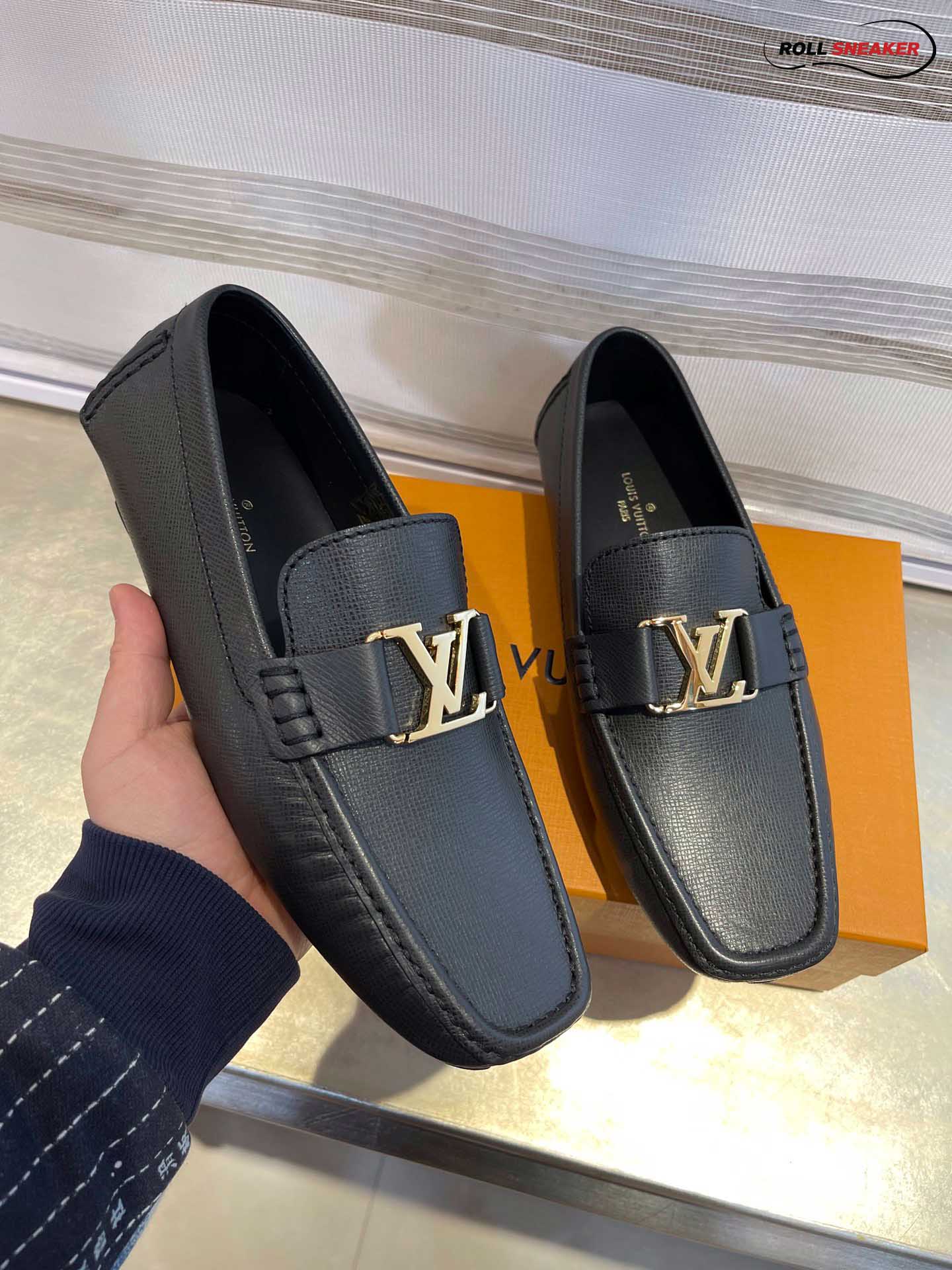 Giày Moca Nam LV Monte Carlo Black Da Taiga Khóa Logo Vàng Bóng