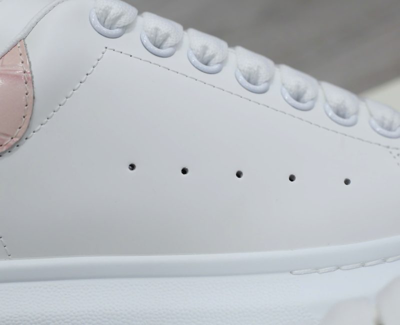 Giày Alexander Mcqueen Trắng Gót Hồng Vân Cá Sấu Chuẩn 99% Auth